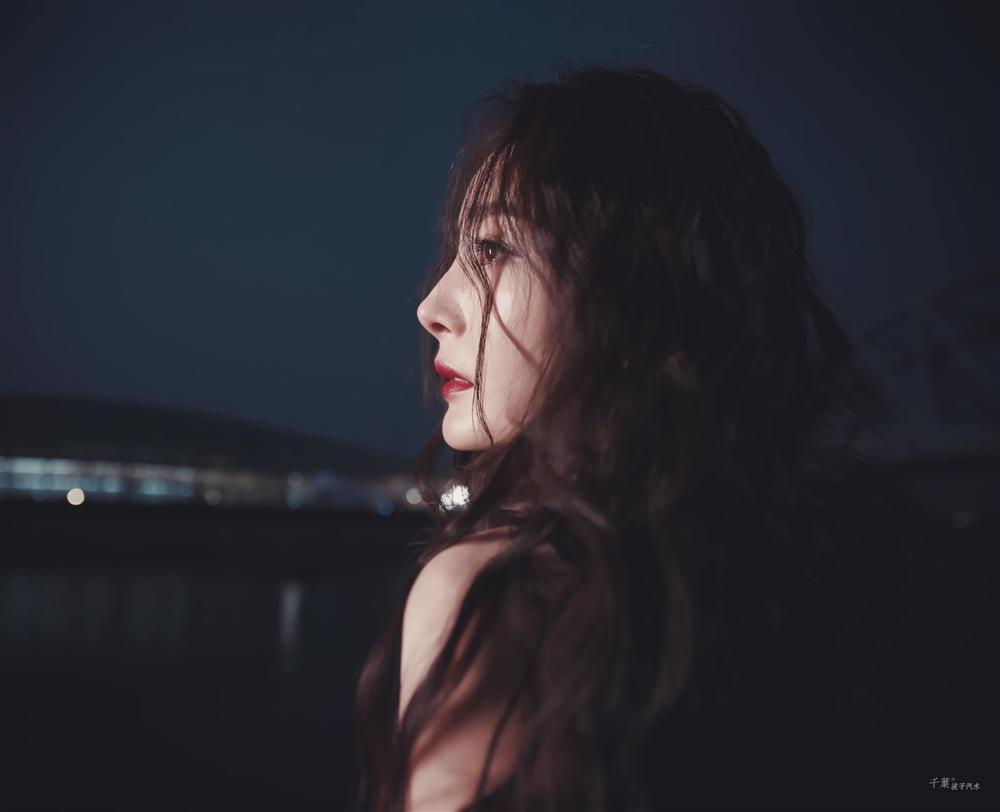 Địch Lệ Nhiệt Ba đổi style công chúa, so kè nhan sắc Dương Mịch trong cùng sự kiện-7