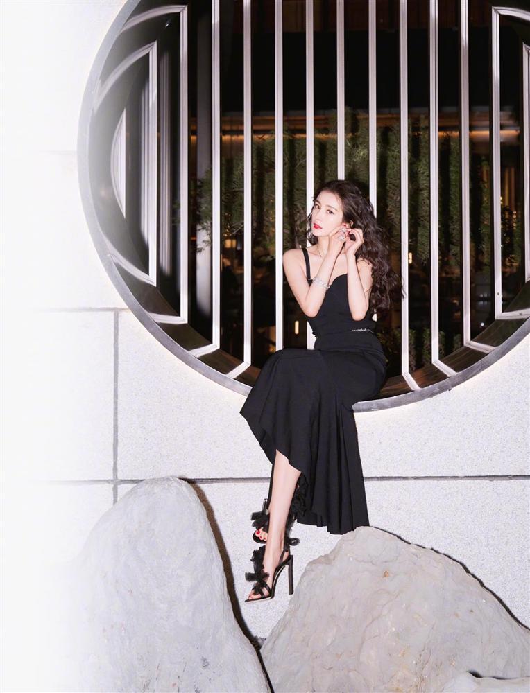 Địch Lệ Nhiệt Ba đổi style công chúa, so kè nhan sắc Dương Mịch trong cùng sự kiện-10