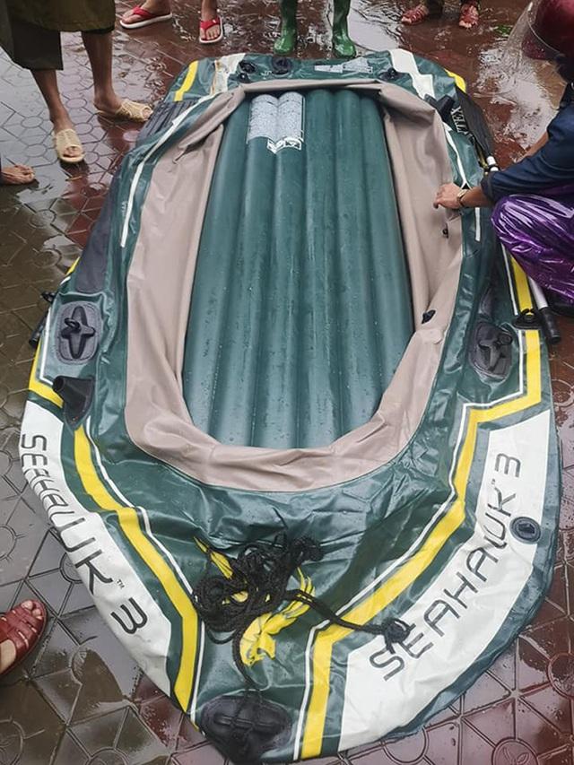 Không mượn được thuyền cứu hộ, điên cuồng chém thủng thuyền xả giận-2