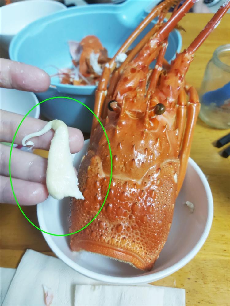 Cô gái giật mình phát hiện trong tôm hùm có vật thể lạ dai như kẹo cao su, nhưng sự thật hoàn toàn chẳng phải vậy mà không ít người từng nhầm lẫn-1