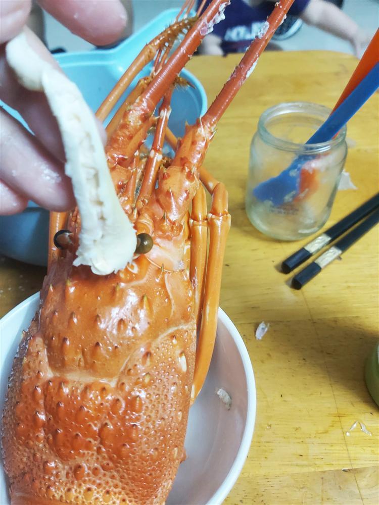 Cô gái giật mình phát hiện trong tôm hùm có vật thể lạ dai như kẹo cao su, nhưng sự thật hoàn toàn chẳng phải vậy mà không ít người từng nhầm lẫn-2