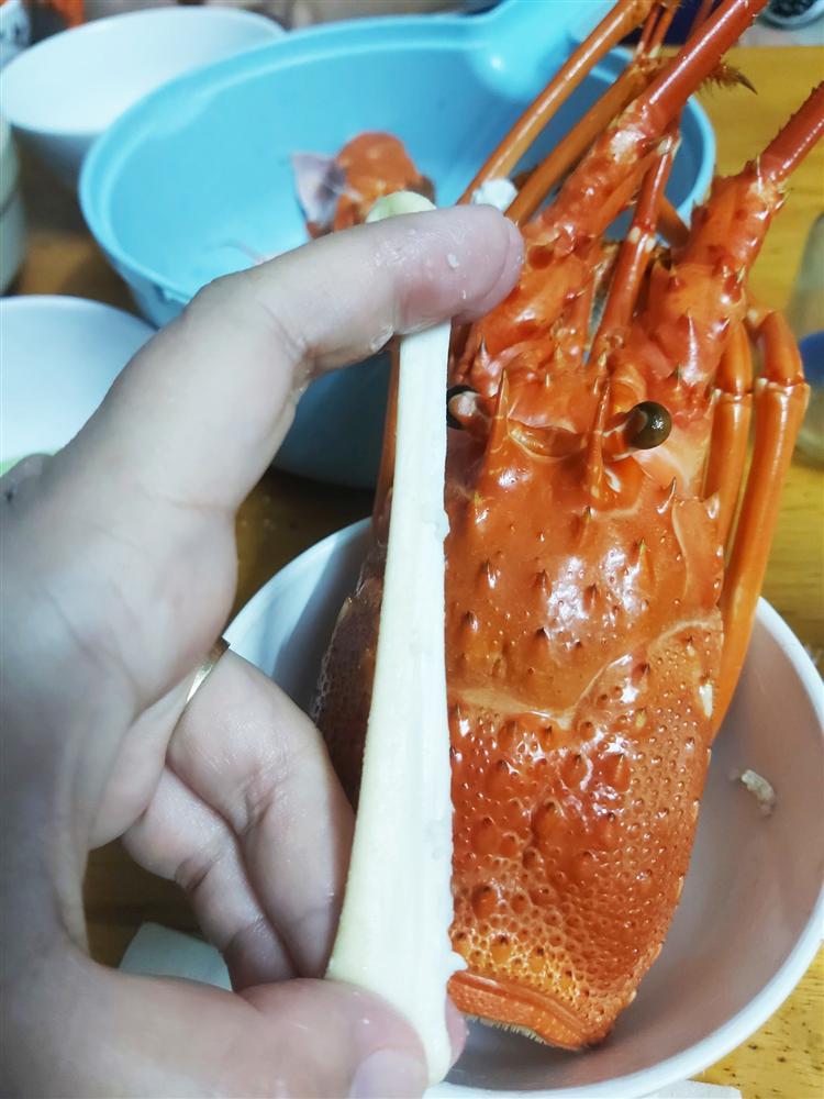 Cô gái giật mình phát hiện trong tôm hùm có vật thể lạ dai như kẹo cao su, nhưng sự thật hoàn toàn chẳng phải vậy mà không ít người từng nhầm lẫn-3
