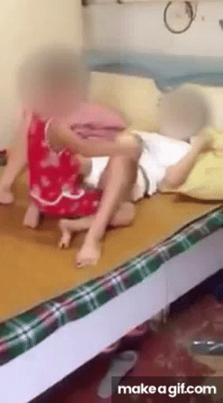 Clip phản cảm: Bà mẹ trẻ nằm im cho con trai làm hành động người lớn với mình, không quát mắng còn tươi cười hùa theo-1