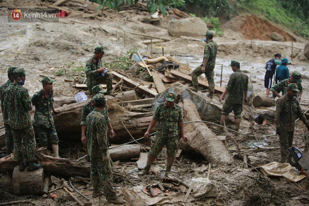 Ông lão lục tìm tấm ảnh gia đình tại hiện trường vụ lở núi ở Trà Leng: Cả nhà 8 người, con cháu của tôi chết hết rồi...-1