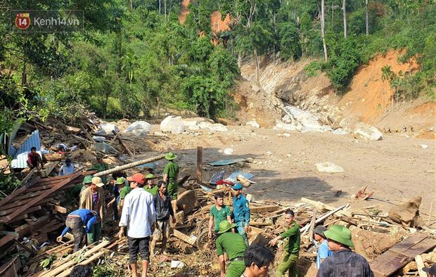 Ông lão lục tìm tấm ảnh gia đình tại hiện trường vụ lở núi ở Trà Leng: Cả nhà 8 người, con cháu của tôi chết hết rồi...-5