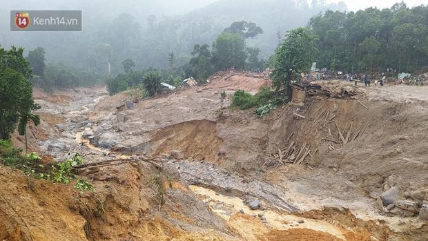 Ông lão lục tìm tấm ảnh gia đình tại hiện trường vụ lở núi ở Trà Leng: Cả nhà 8 người, con cháu của tôi chết hết rồi...-7