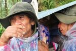 Ông lão lục tìm tấm ảnh gia đình tại hiện trường vụ lở núi ở Trà Leng: 'Cả nhà 8 người, con cháu của tôi chết hết rồi...'