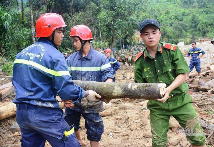 500 cán bộ, chiến sĩ cùng chó nghiệp vụ dầm mưa tìm người mất tích ở Trà Leng-1