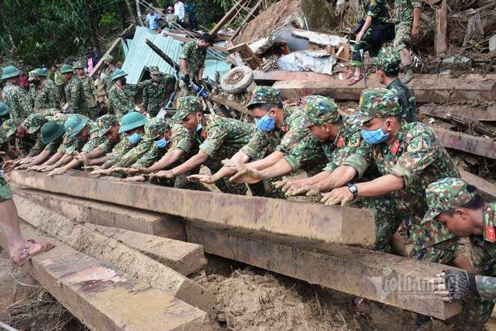 500 cán bộ, chiến sĩ cùng chó nghiệp vụ dầm mưa tìm người mất tích ở Trà Leng-2