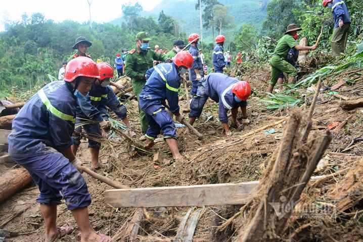 500 cán bộ, chiến sĩ cùng chó nghiệp vụ dầm mưa tìm người mất tích ở Trà Leng-4