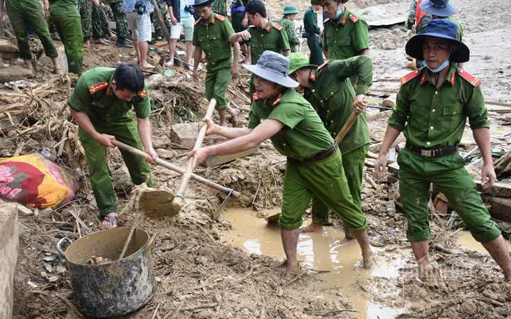 500 cán bộ, chiến sĩ cùng chó nghiệp vụ dầm mưa tìm người mất tích ở Trà Leng-5