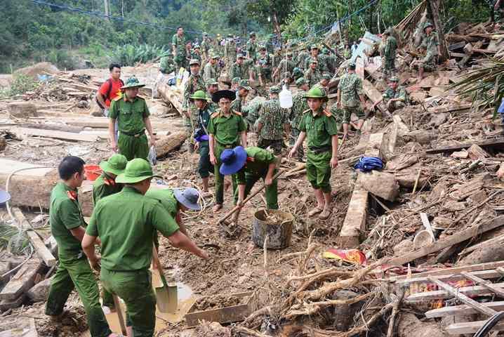 500 cán bộ, chiến sĩ cùng chó nghiệp vụ dầm mưa tìm người mất tích ở Trà Leng-6