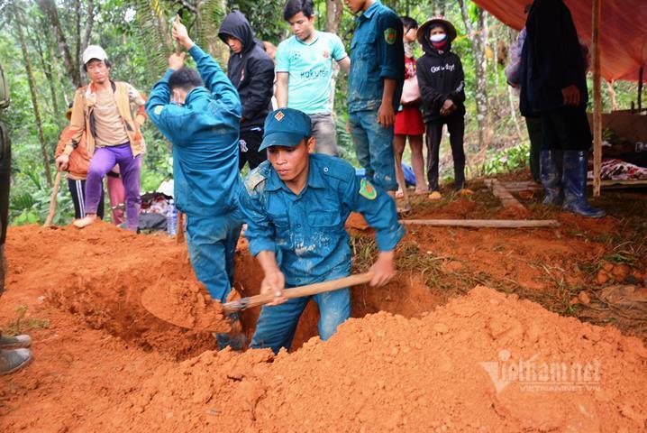 500 cán bộ, chiến sĩ cùng chó nghiệp vụ dầm mưa tìm người mất tích ở Trà Leng-10