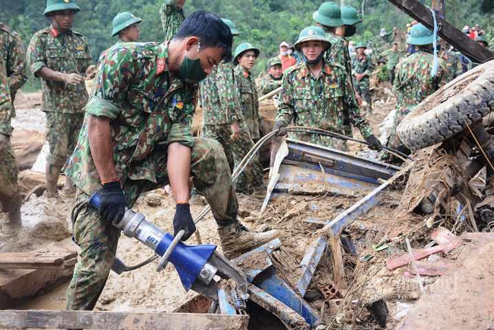 500 cán bộ, chiến sĩ cùng chó nghiệp vụ dầm mưa tìm người mất tích ở Trà Leng-11