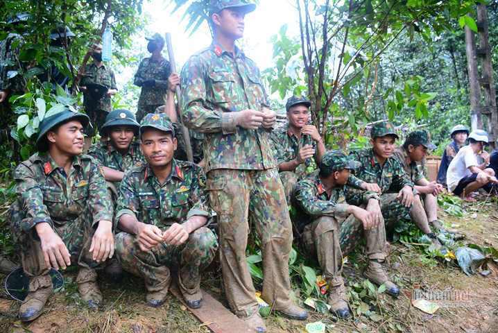 500 cán bộ, chiến sĩ cùng chó nghiệp vụ dầm mưa tìm người mất tích ở Trà Leng-12