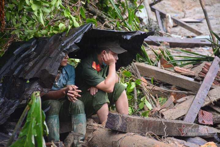 500 cán bộ, chiến sĩ cùng chó nghiệp vụ dầm mưa tìm người mất tích ở Trà Leng-13
