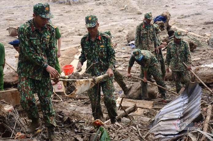 500 cán bộ, chiến sĩ cùng chó nghiệp vụ dầm mưa tìm người mất tích ở Trà Leng-14