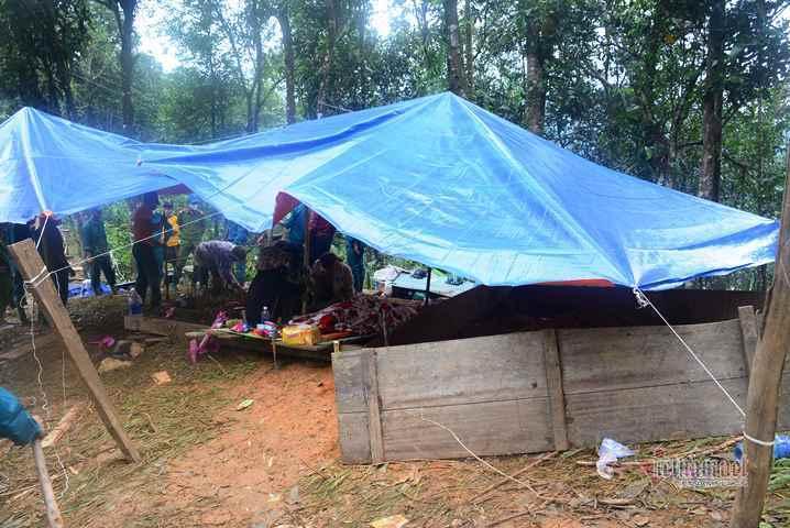 500 cán bộ, chiến sĩ cùng chó nghiệp vụ dầm mưa tìm người mất tích ở Trà Leng-15