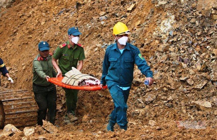 500 cán bộ, chiến sĩ cùng chó nghiệp vụ dầm mưa tìm người mất tích ở Trà Leng-16