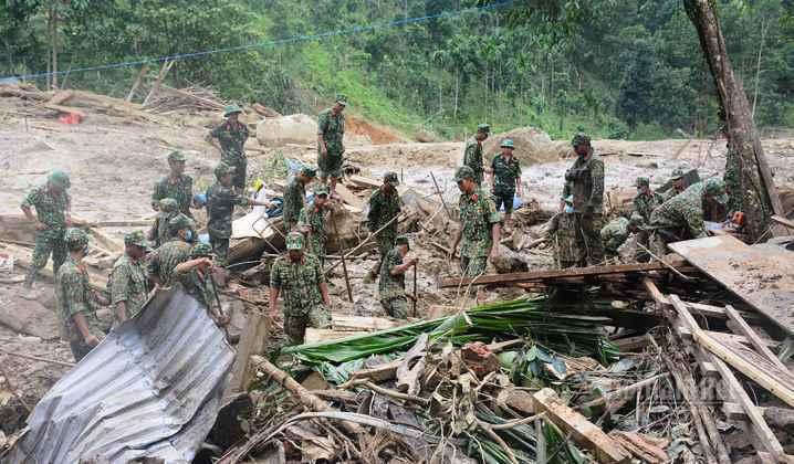 500 cán bộ, chiến sĩ cùng chó nghiệp vụ dầm mưa tìm người mất tích ở Trà Leng-9