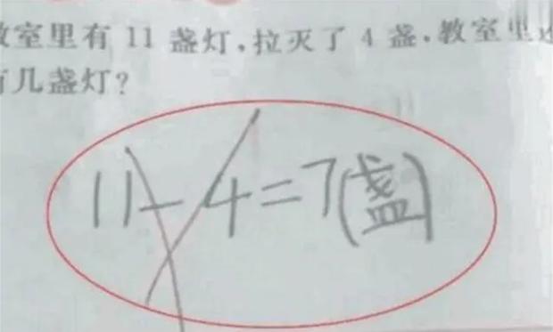 Người mẹ chắc nịch 11 - 4 = 7 là đúng, đến khi giáo viên giải thích đành ngậm ngùi thừa nhận tính sai-1