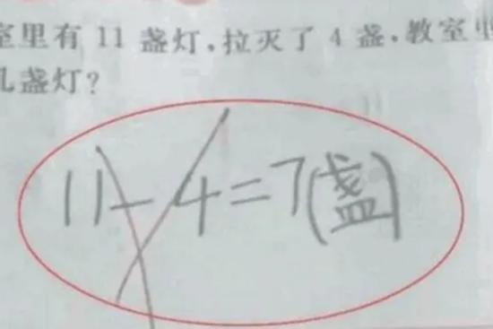 Người mẹ chắc nịch '11 - 4 = 7' là đúng, đến khi giáo viên giải thích đành ngậm ngùi thừa nhận tính sai