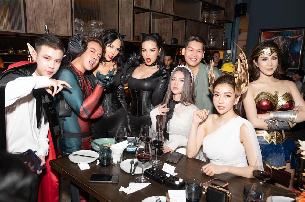 Nhóm bạn Chi Pu, Kỳ Duyên chiếm spotlight Halloween: Hoàng Ku chơi lớn mặc váy hóa công chúa-10