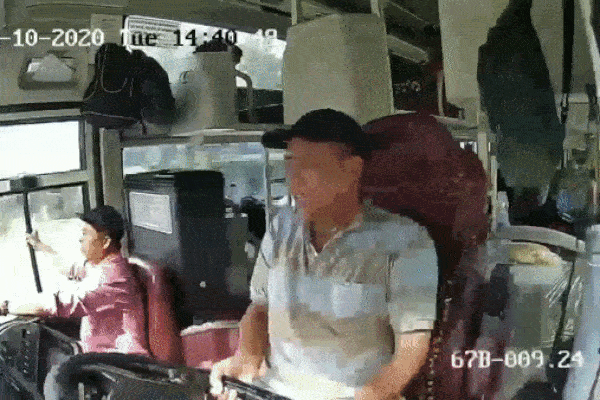 Clip: Liều mình đâm sập cổng sắt rồi bỏ chạy, 10 phút sau gã trộm khiến ai nấy shock-1