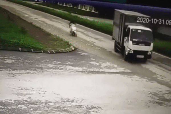 Clip: Chạy xe với tốc độ 'bàn thờ' lao thẳng vào đầu ô tô, mài người xuống đường