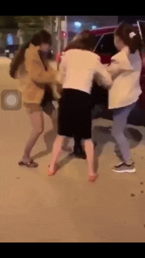 Bị bắt gặp chở gái, anh chồng đổ tội cho Halloween mượn người hóa trang làm bồ cho vui-1