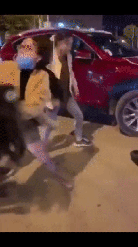 Bị bắt gặp chở gái, anh chồng đổ tội cho Halloween mượn người hóa trang làm bồ cho vui-4