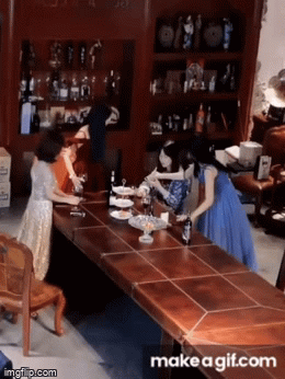 Mải chụp ảnh sống ảo chanh sả, cả đám phú bà fake lộ nguyên hình, tố nhau ăn vụng bánh-1