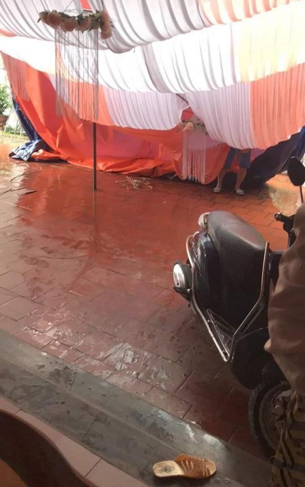 Cô dâu chú rể hoãn cưới vì lũ, cỗ được hàng xóm mua ủng hộ-2