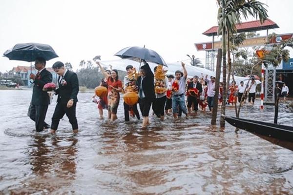 Cô dâu chú rể hoãn cưới vì lũ, cỗ được hàng xóm mua ủng hộ-1