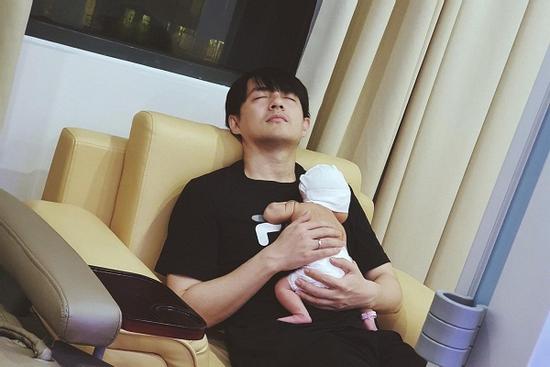 Cảnh Ông Cao Thắng chăm con gái sơ sinh cực đáng yêu qua ống kính Đông Nhi