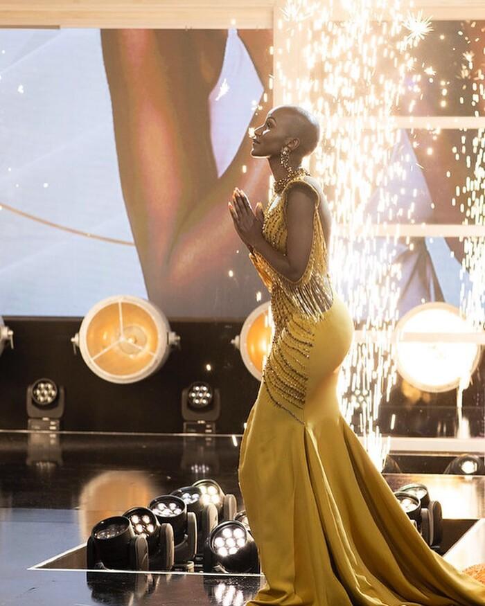 Tân Hoa hậu đầu trọc Nam Phi sở hữu vòng ba 110cm, tập boxing để có body quả lê-2