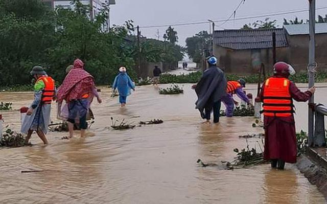 Người phụ nữ bị nước lũ cuốn trôi trên đường đi làm, bỏ lại 3 con nhỏ dại-1