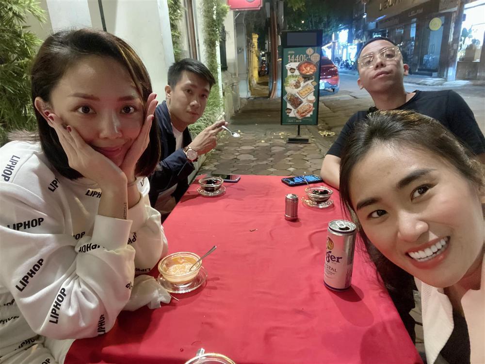 Ảnh tình tứ hiếm hoi của Tóc Tiên - Hoàng Touliver sau 8 tháng chung nhà-1