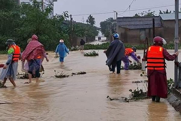 Vượt nước lũ đi bán hàng, 5 tiểu thương bị nước cuốn trôi-3