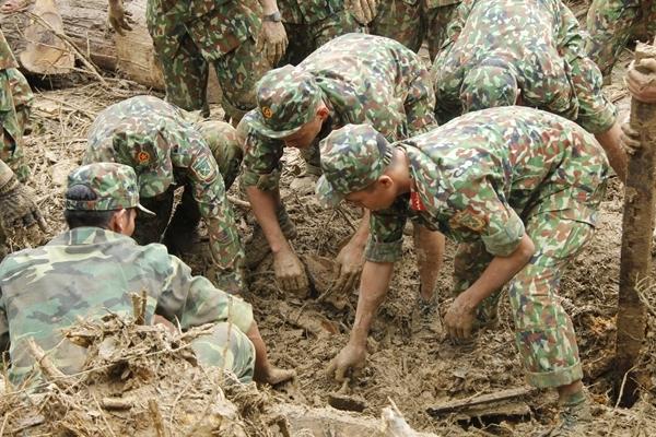 Phóng viên kể phút bật khóc khi thi thể bé 2 tuổi tìm thấy trong bùn đất-4