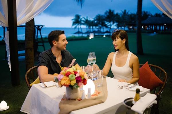 Hà Anh đăng tải hình ảnh dùng bữa tối lãng mạn bên ông xã ở Khánh Hoà. Cô dành lời khen với các món ăn tại đây và cách set up đồ lãng mạn dành cho 2 người.
