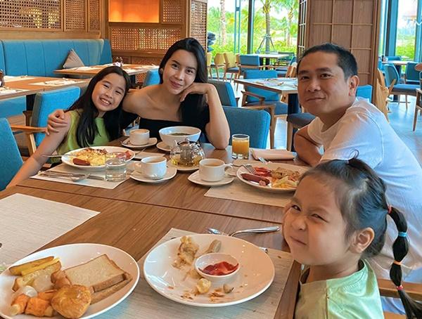 Team gia đình Hồ Hoài Anh - Lưu Hương Giang đưa hai nàng công chúa đến Phú Quốc du lịch. "Hai đứa nó bảo mẹ ơi con muốn ở luôn đây, vui thế này bảo sao không muốn về đi học, giá mà không mưa được bơi nữa thì tuyệt vời. Ngày xưa mỗi lần được đi du lịch hoặc tham quan là mình mất ngủ cả đêm chỉ mong đến sáng, hiểu tâm trạng háo hức của các bạn nhỏ nên dù chuyến đi rơi đúng vào mấy ngày mưa bố mẹ cũng vẫn phải giữ lời hứa để các con có kỳ nghỉ trọn vẹn. Chỉ được ngắm biển chứ không được tắm biển nhưng cũng may mắn là bên trong resort chẳng thiếu thứ gì! My favorite place in Phu Quoc", cô viết.

(Theo Ngoisao.net)