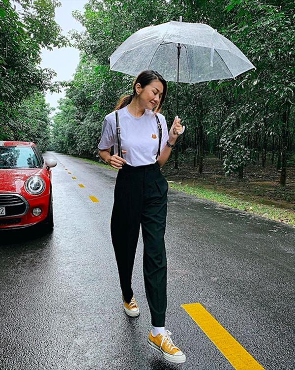 Thanh Hằng chọn Đà Lạt làm điểm đến cho kỳ nghỉ đầu tiên sau dịch Covid-19. "Chị đẹp" vào vườn hồng hái trái chín cây và check in những quán cà phê hot nhất Đà Lạt thời gian qua.