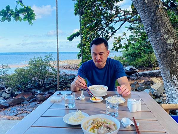 Chi Bảo và bạn gái Lý Thuỳ Chang thường xuyên đến Côn Đảo vì công việc và tranh thủ thời gian lãng mạn bên nhau tại hòn đảo hoang sơ.
