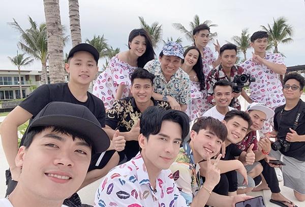 Đan Trường giới thiệu về khu resort mà anh vừa check in mới đây tại Cam Ranh: "Mình sẽ quay trở lại một ngày gần nhất, dù khu này cách xa trung tâm Nha Trang 30 km nhưng rất gần sân bay Cam Ranh, chỉ 5 phút đi xe. Và đặc biệt trong khu nghỉ dưỡng có rất nhiều dịch vụ giải trí nên chúng ta không phải đi đâu xa, bao gồm: nhà hàng ăn uống, buffet ẩm thực các nước, siêu thị đồ tươi sống, 12 hồ bơi lớn chưa kể mỗi vila có một hồ bơi riêng, khu vực chơi game, quán bar, karaoke, rạp chiếu phim, sân golf, bóng rổ, sân tennis, công viên nước, nhà triển lãm khoa học. Một điều nhỏ không trọn vẹn là chuyến đi này mình bị cảm sốt nặng nên không xuống tắm biển và hồ bơi được nhưng mình sẽ trở lại đây nữa".