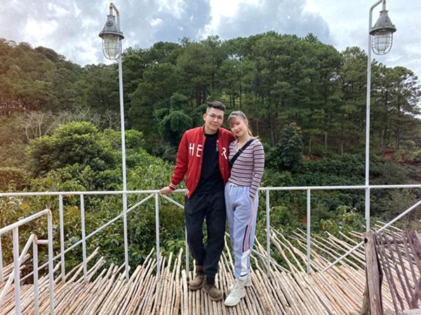 Đôi vợ chồng son Kelvin Khánh và Khởi My tiếp tục hành trình "phượt" cùng nhau. Kelvin Khánh chở bà xã trên chiếc xe phân khối lớn quen thuộc. Điểm đến tháng 10 là thành phố hoa Đà Lạt.