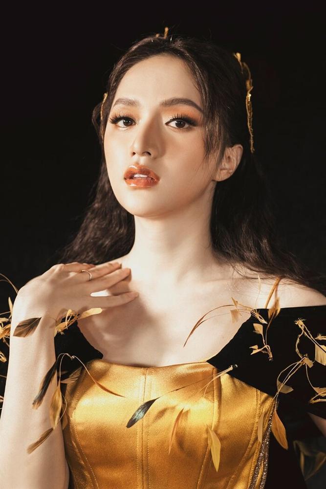 Mặc scandal là Hoa hậu bị ghét nhất showbiz, Hương Giang vẫn làm vedette show thời trang-3