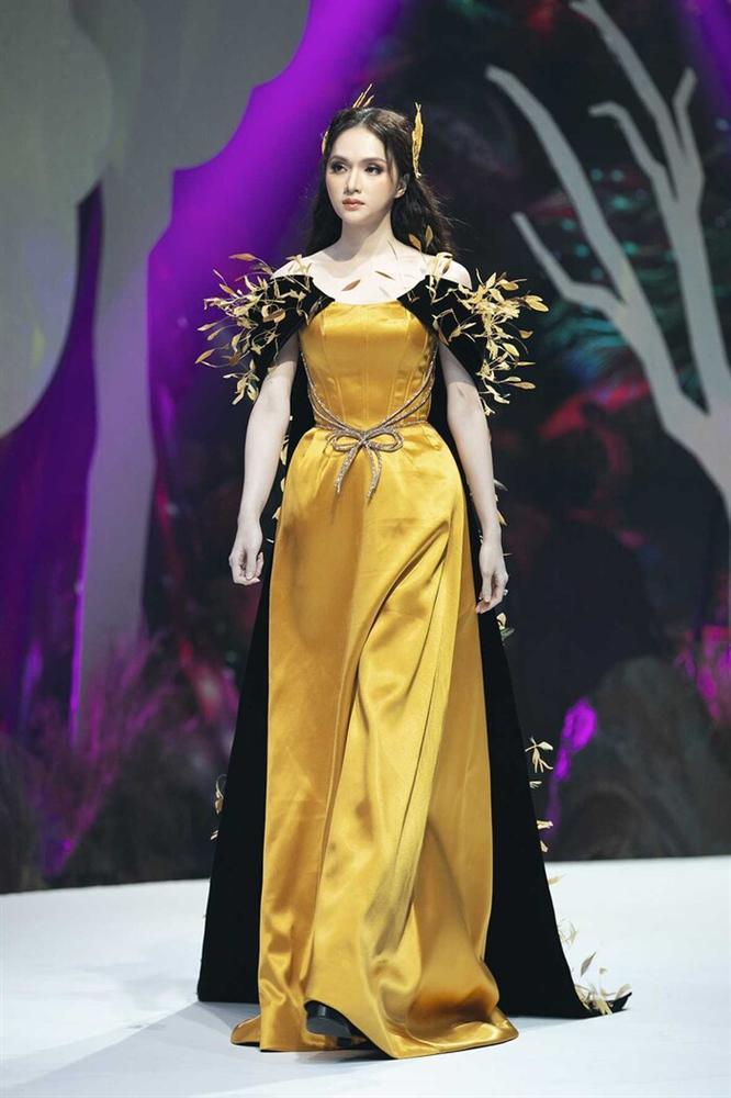 Mặc scandal là Hoa hậu bị ghét nhất showbiz, Hương Giang vẫn làm vedette show thời trang-1