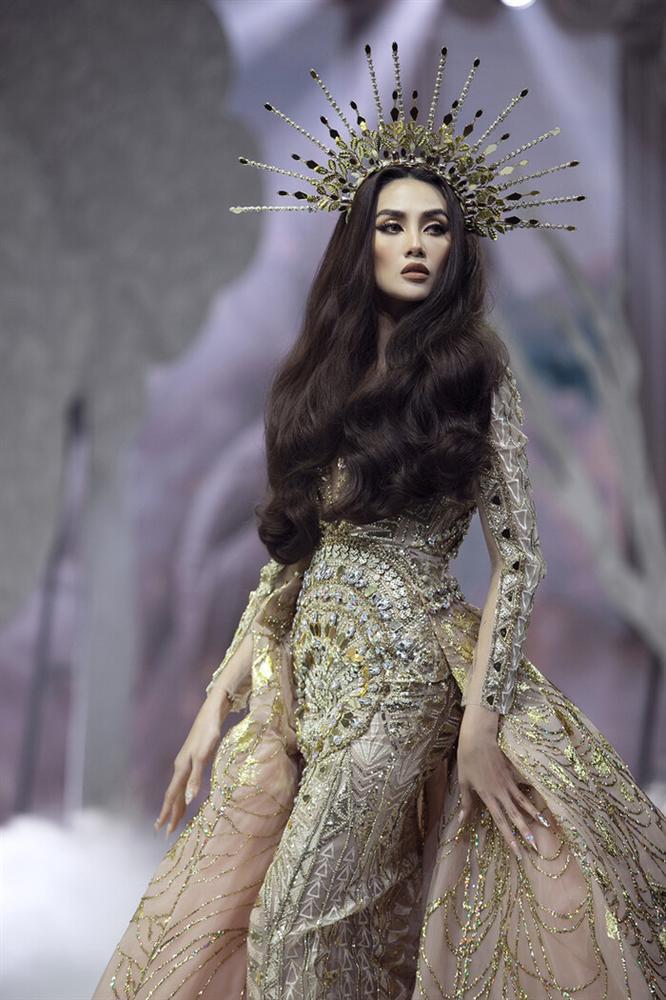 Võ Hoàng Yến mặc váy 30kg - Hải Triều càn quét sàn diễn-1