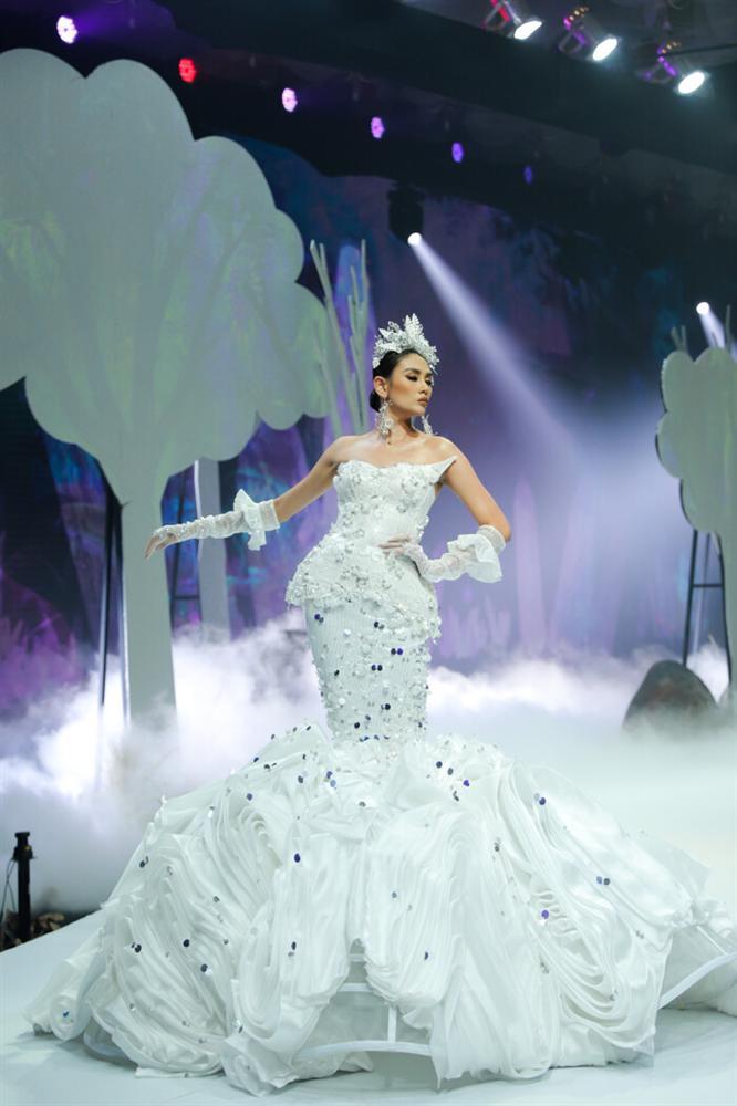 Võ Hoàng Yến mặc váy 30kg - Hải Triều càn quét sàn diễn-3